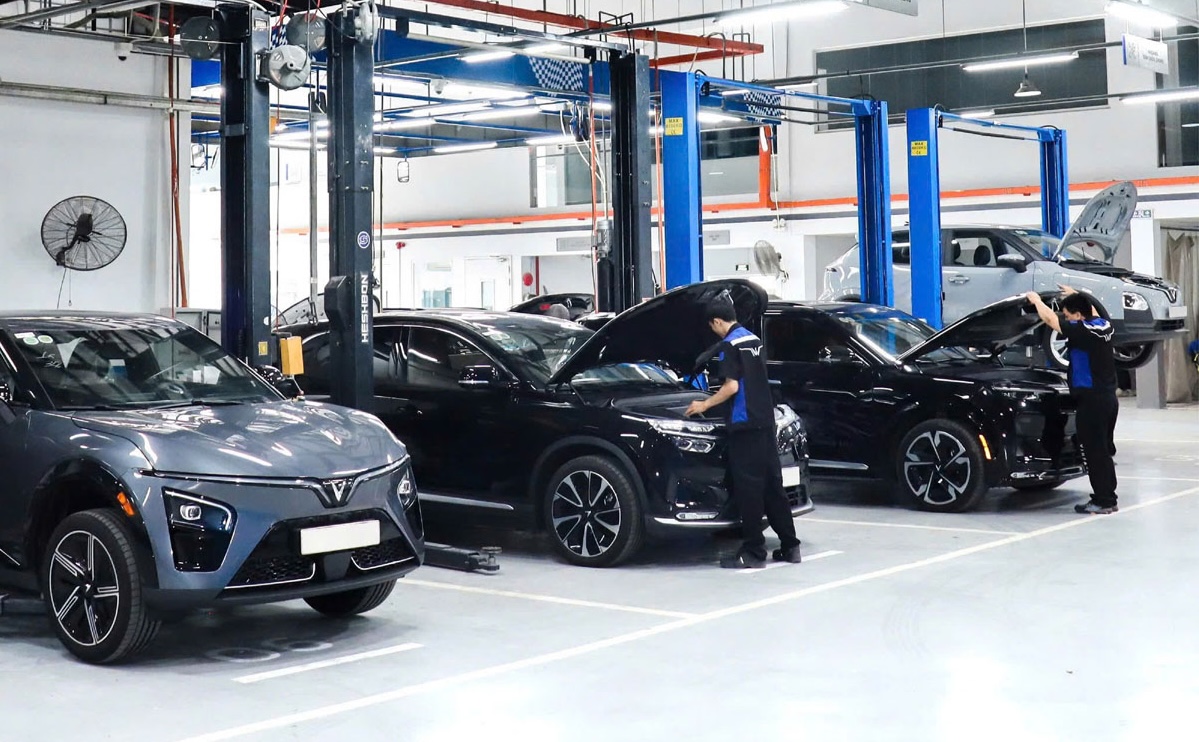 Xưởng dịch vụ 3S — kỹ thuật viên bảo dưỡng xe điện VinFast