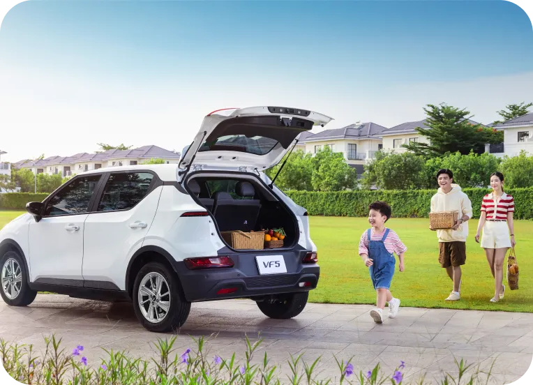 VinFast VF 5 mở cốp sau cùng gia đình