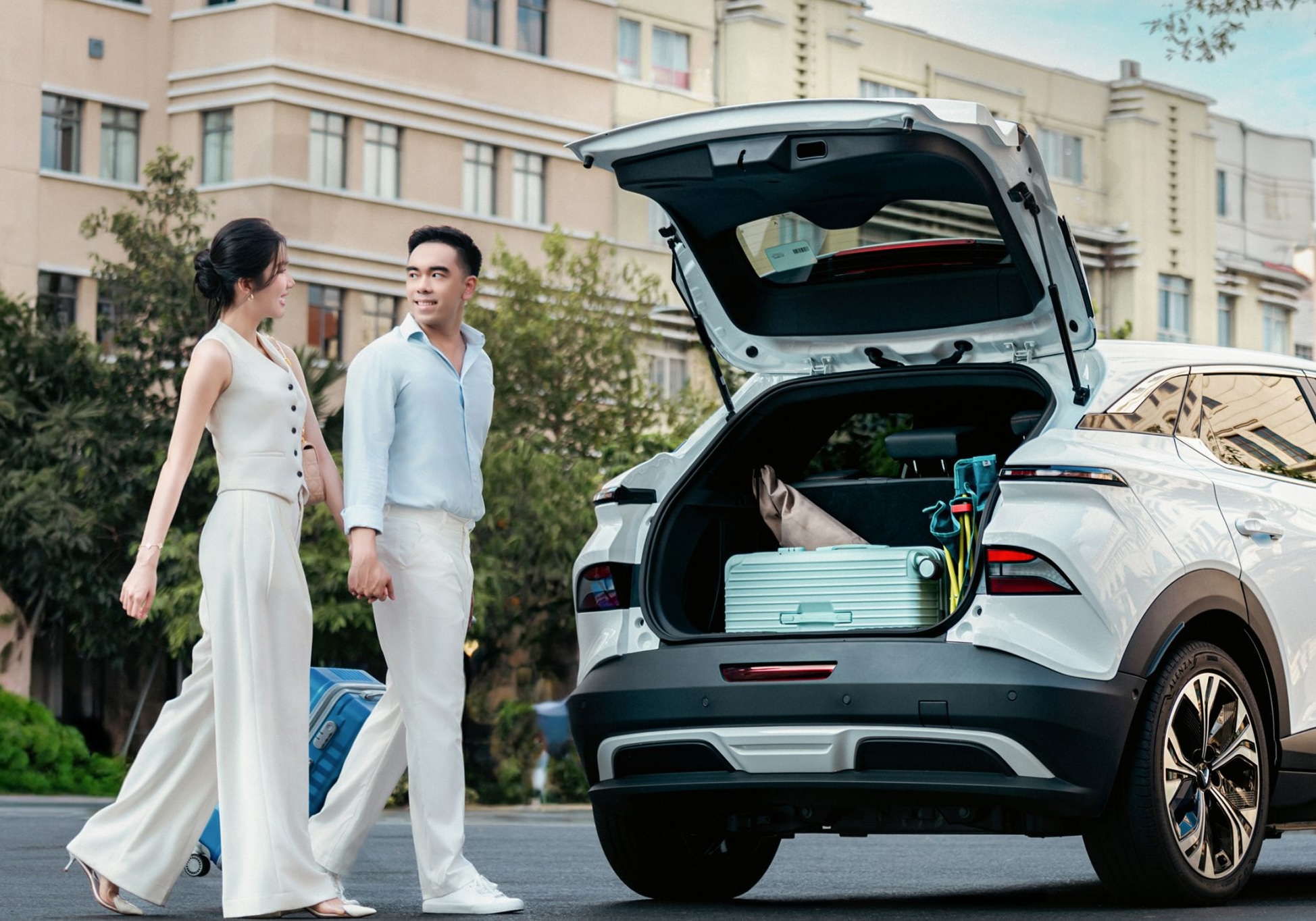 Mở cốp sau VinFast VF 6 cùng hành lý